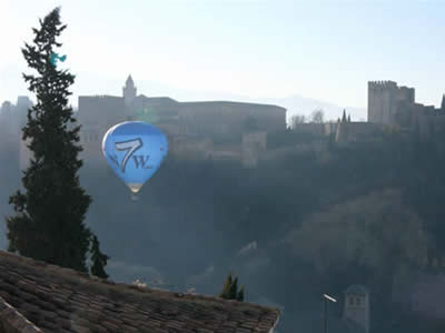 Globo de New 7 Wonders sobrevolando la Alhambra