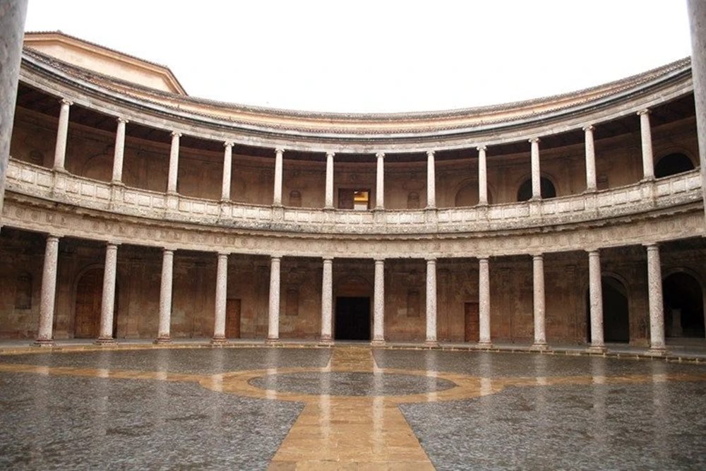 Patio del Palacio de Carlos V - AlhambradeGranada.org