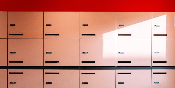 Service de consigne à bagages à côté de l'Alhambra de Grenade