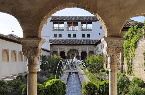 Información sobre visitas guiadas a la Alhambra de Granada y el Generalife.