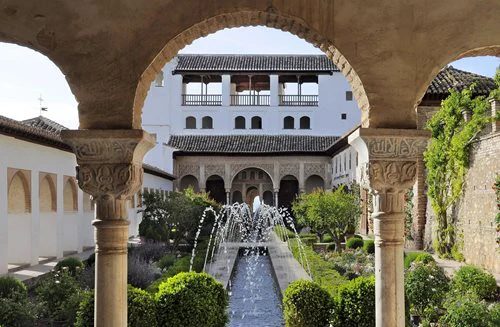 Información sobre visitas guiadas a la Alhambra desde Sevilla.&nbsp;Algunas empresas ofecen visitas a la Alhambra con transporte desde Sevilla, guía oficial y entradas al monumento.&nbsp;Dichos servicios están orientados a particulares, asociaciones culturales, empresas y centros de enseñanza.&nbsp;Uno de estos servicios es:
