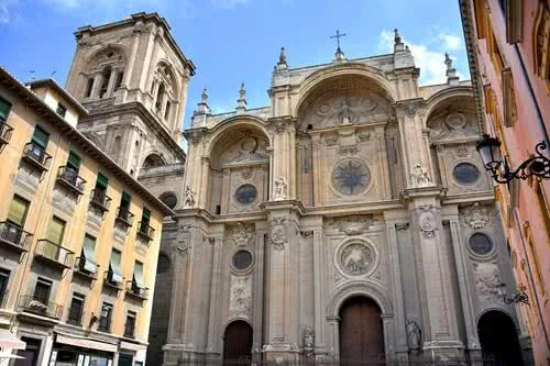 En esta página encontrará una selección de visitas guiadas que le permitirán descubrir Granada y su historia. Servicios ofrecidos por guías profesionales de gran experiencia y que pueden reservarse online.